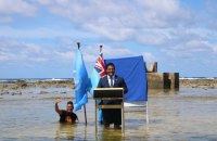 Министр из Тувалу записал речь для COP26, стоя по колено в воде