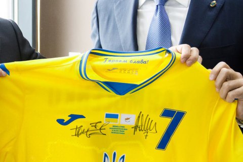 УЄФА офіційно пояснив, чому слід прибрати з форми збірної України гасло "Героям слава"