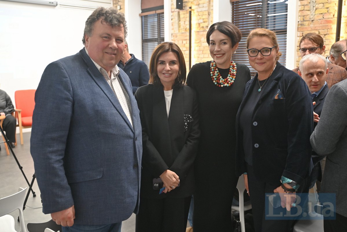 Зліва-направо: ректор КНУ ім Шевченка Володимир Бугров, ректорка Харківського національного університету ім Каразіна Тетяна
Кагановська, шеф-редакторка LB.ua Cоня Кошкіна і проректорка з науково-педагогічної роботи КНУ ім Шевченка Ксенія Смирнова 