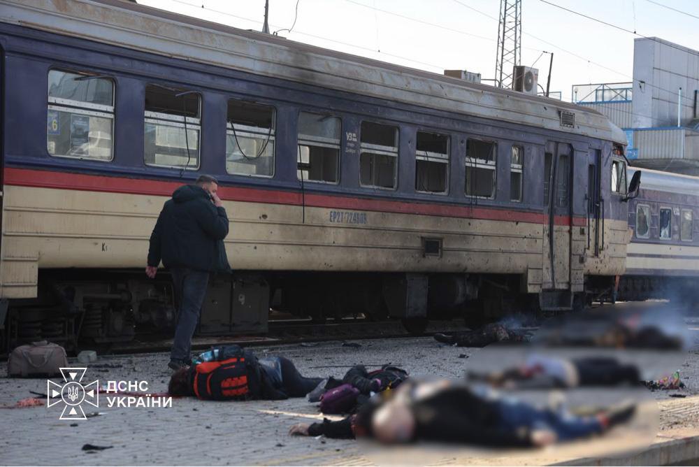 Наслідки російського удар по залізничному вокзалу в Дніпрі.