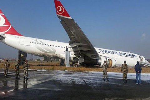 В аэропорту Стамбула столкнулись два самолета