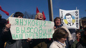 В Донецке несколько тысяч человек просят Януковича вернуться