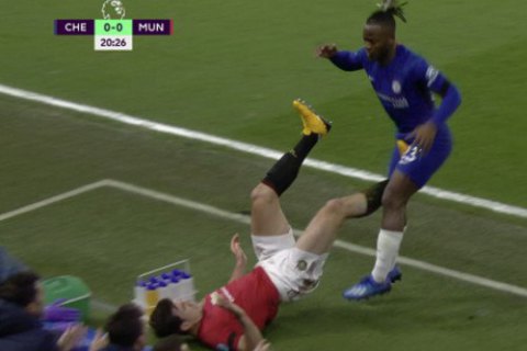 В матче против "Челси" капитан "Манчестер Юнайтед" ударил соперника ногой в пах