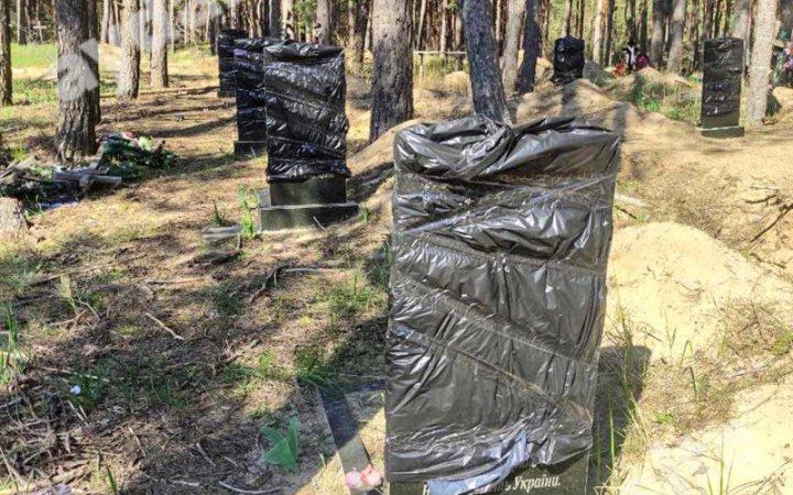 Обмотали чорною плівкою памʼятники українських захисників: новий акт вандалізму окупантів у Старобільську 