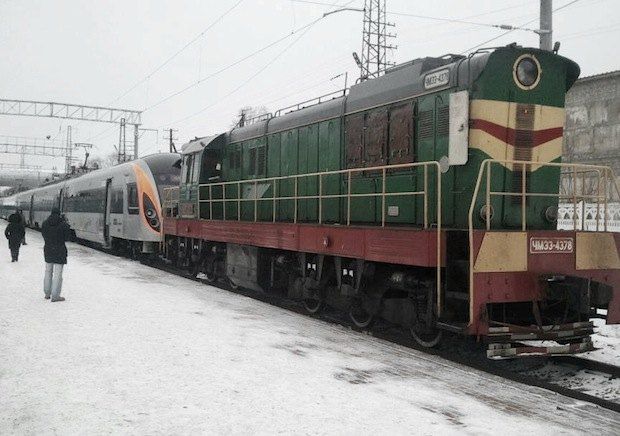 Переставший быть рабом не станет садиться в астрономической стоимости декоративные «Хюндаи», которые по разбитым рельсам тянут
старые советские тепловозы