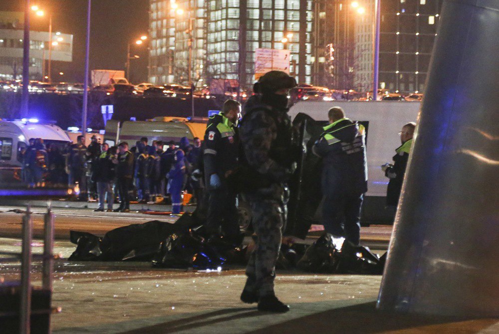 Лікарі та поліція на місці теракту біля палаючого Крокус Сіті Холу після стрілянини в Красногорську, 22 березня 2024 року.