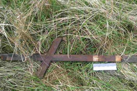 У Торецьку на цвинтарі неповнолітній убив подругу дерев'яним хрестом