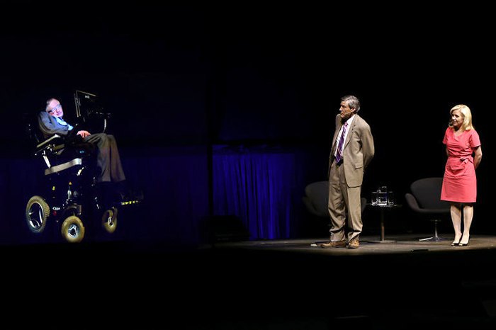 Профессор Стивен Хокинг во время своего выступления в виде 3D-голограммы с использованием технологии TelePresence в Сиднейском оперном театре, Австралия, 27 апреля 2015.