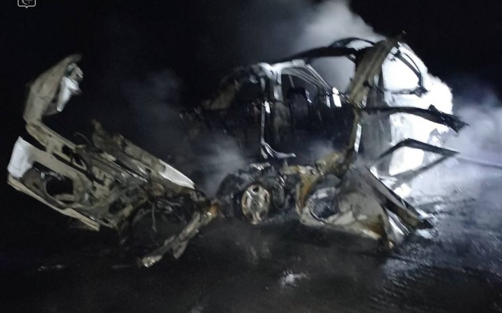 На Сумщині ворожий дрон атакував цивільне авто, серед поранених дитина  