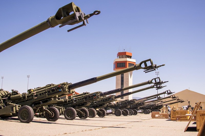 Міноборони США вантажать 155-мм гаубиці для відправки в Україну 