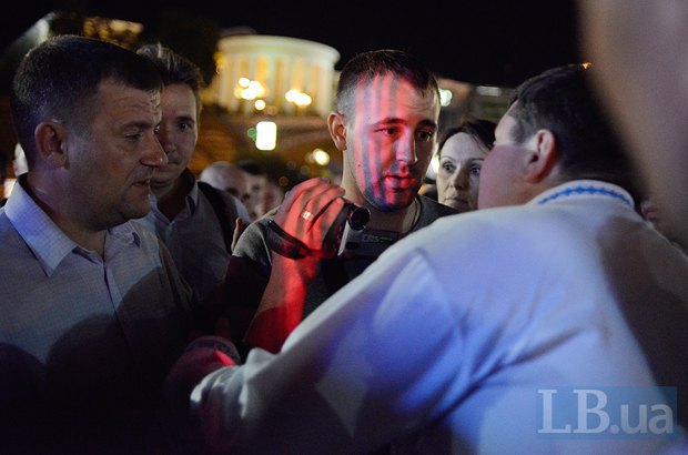 Мужчина с камерой был пойман активистами на том, что снимал лица участников митинга