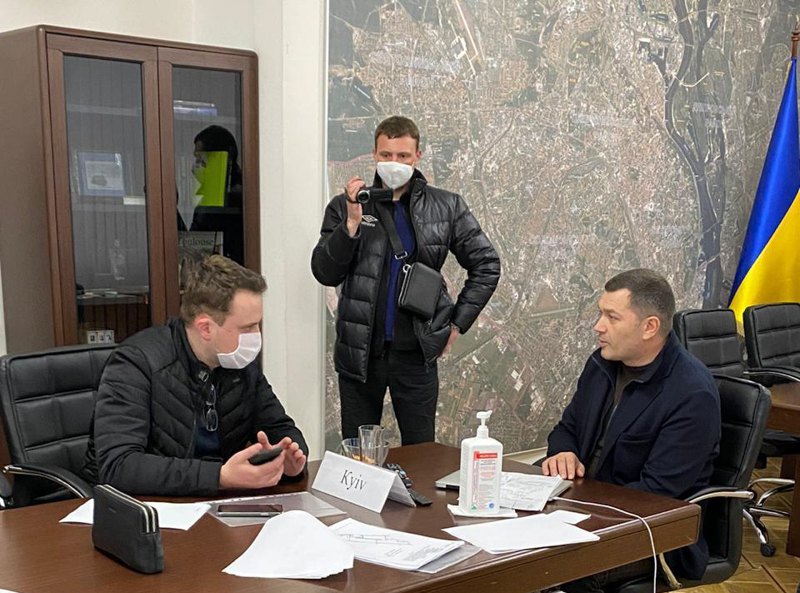 СБУ проводить обшуки в КМДА, Микола Поворозник праворуч, квітень 2020 року.