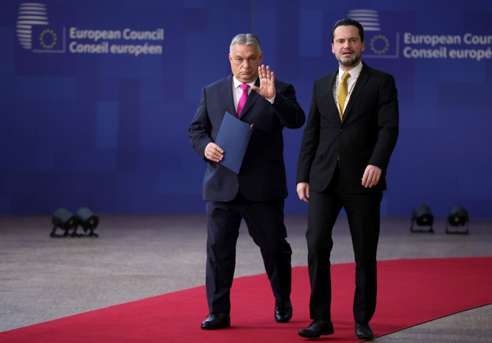 Прем’єр-міністр Угорщини Віктор Орбан (ліворуч) прибуває на засідання Європейської ради в Брюсселі, 14 грудня 2023 р.