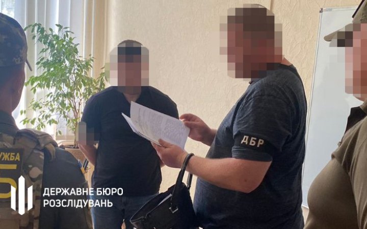 На Одещині правоохоронець допомагав чоловікам потрапити за кордон