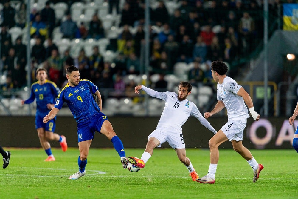 Олексій Гуцуляк бореться за м'яч