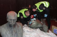 В Чернигове задержали похитителей бюстов Коцюбинского и Пушкина