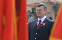​Янукович подпишет закон о красном флаге 