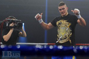Усик готовится к дебюту в "большом" боксе по программе Ломаченко