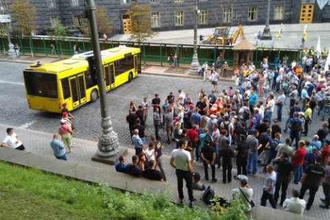 Представники "Черкасиобленерго" заблокували вулицю біля Кабміну