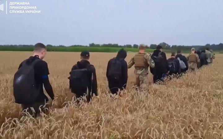 Прикордонники затримали 10 чоловіків, які намагались втекти з України