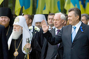 Янукович помолился, возложил цветы и прибыл на Владимирскую горку