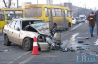 На Харьковском шоссе в Киеве водитель такси протаранил Chevrolet 