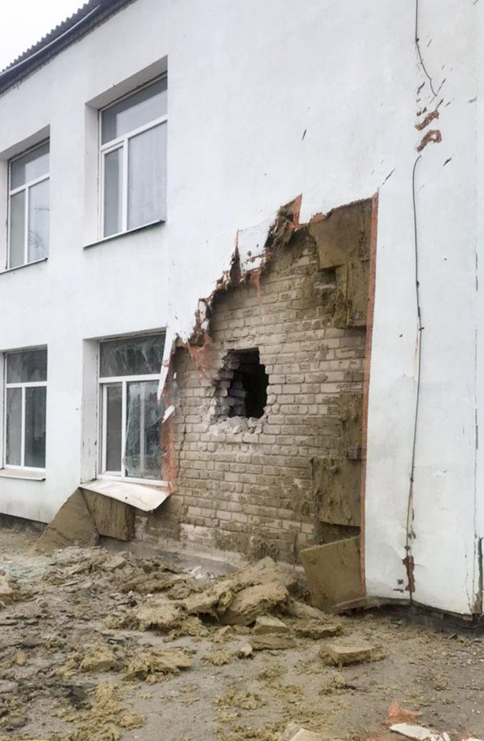 Пошкоджена стіна дитсадка в Станиці Луганській