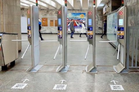 На 15 станціях метро Києва замінять турнікети, які "б'ють" пасажирів