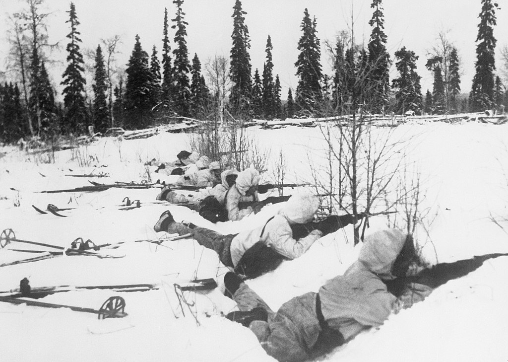 Фінський лижний патруль на околиці лісу в Північній Фінляндії в очікуванні російських військ, 12 січня 1940 р.