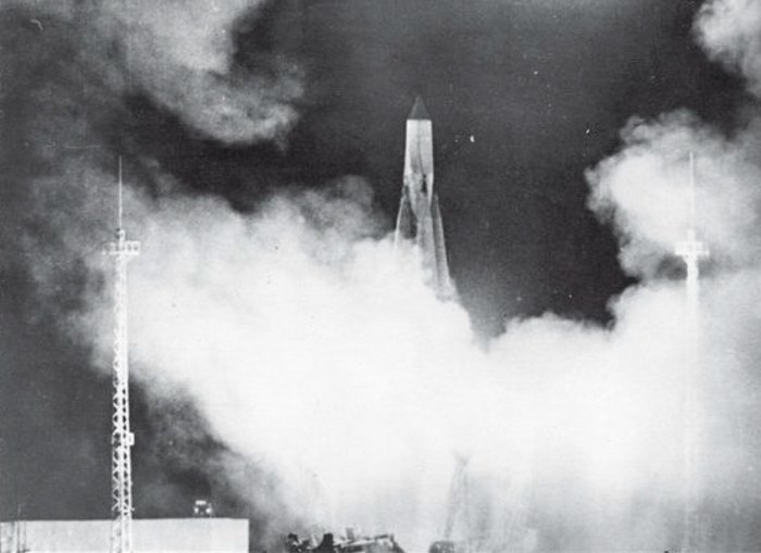 Запуск першого супутника Землі 4 жовтня 1957 року на полігоні Тюра-Там (згодом космодром Байконур) , супутник перебуває під конусоподібним обтічником ракети.