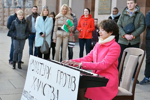 Під Кабміном відбулася акція проти зведення 14 висоток на місці Сінного ринку в Києві
