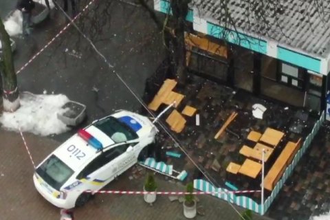 У Києві поліцейський автомобіль влетів у кіоск