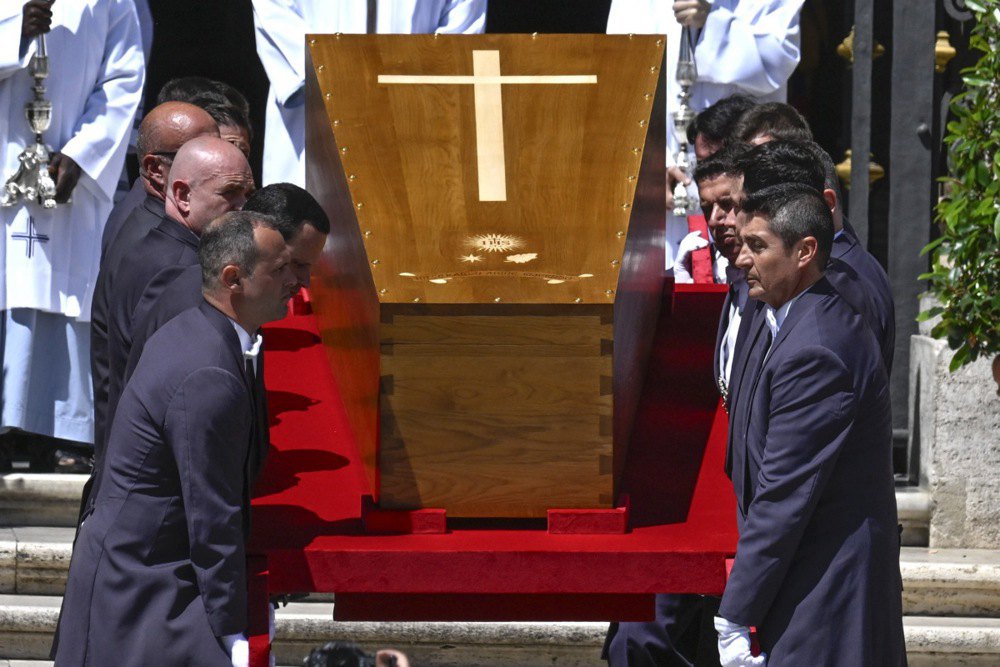 Під час церемонії прощання з Папою Римським Франциском у Ватикані.