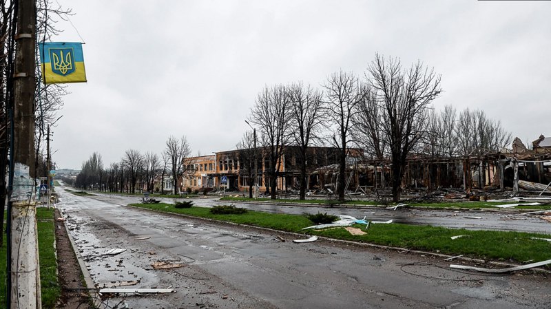 Проспект Дружби, центральна вулиця Мар'їнки, після обстрілів російських військових, 14 квітня 2022 р.
