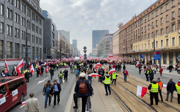 ​У центрі Варшави фермери організували протести
