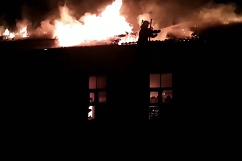 В Конотопе тушили масштабный пожар заброшенного здания