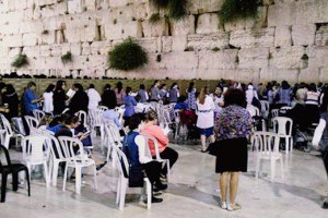 Еврейских женщин закидали яйцами во время молитвы у Стены Плача 
