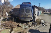 ​В Мариуполе микроавтобус патрульных врезался в автомобиль и протаранил стену гаража