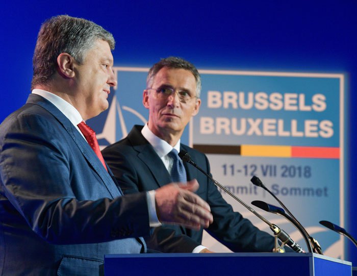 Петро Порошенко та Єнс Столтенберг під час саміту НАТО в Брюсселі, 11 червня 2018 року