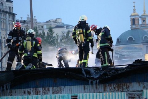 У Києві біля річкового вокзалу згоріла одноповерхова недіюча будівля
