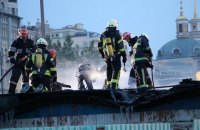 У Києві біля річкового вокзалу згоріла одноповерхова недіюча будівля