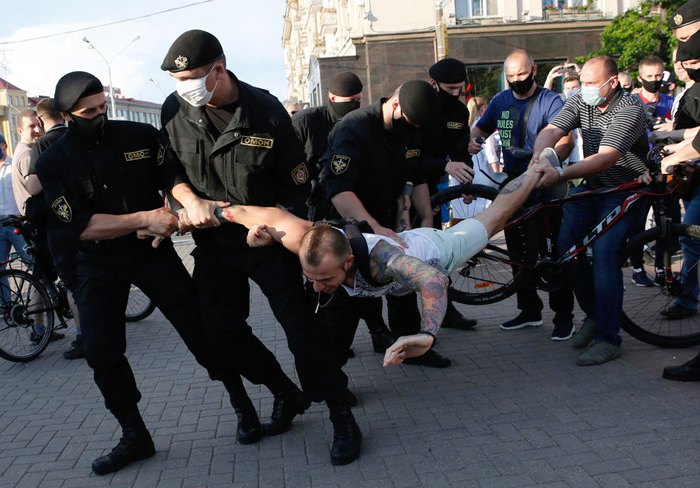 Задержание активиста во время митинга в Минске, 19 июня 2020 