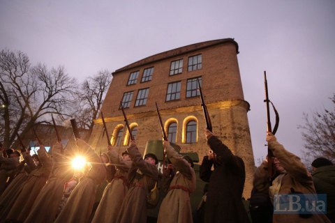 В Киеве провели реконструкцию боя за "Арсенал"