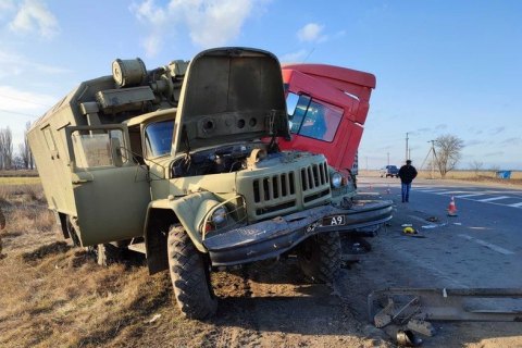 Недалеко от Николаева зерновоз въехал в колонну военной техники, есть пострадавший