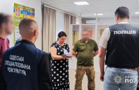 ​Поліція викрила на хабарі працівника військкомату на Одещині