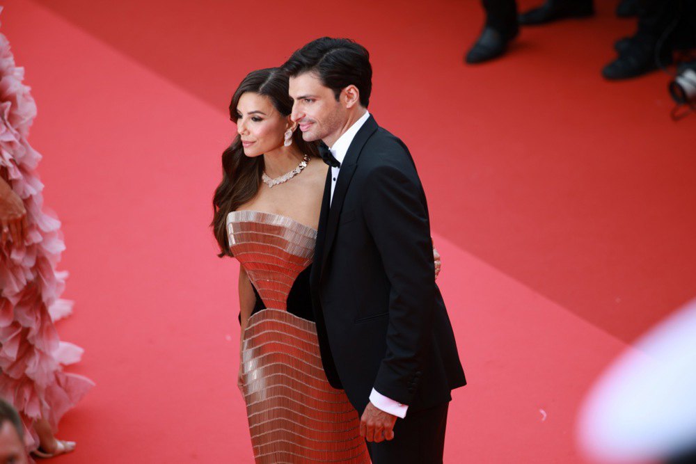 Єва Лонгорія і Карлос Сайнс під час церемонії відкриття 78-го Каннського кінофестивалю.