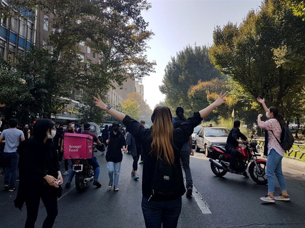 Протестувальники блокують дорогу під час акції в Тегерані, 1 жовтня 2022 року.