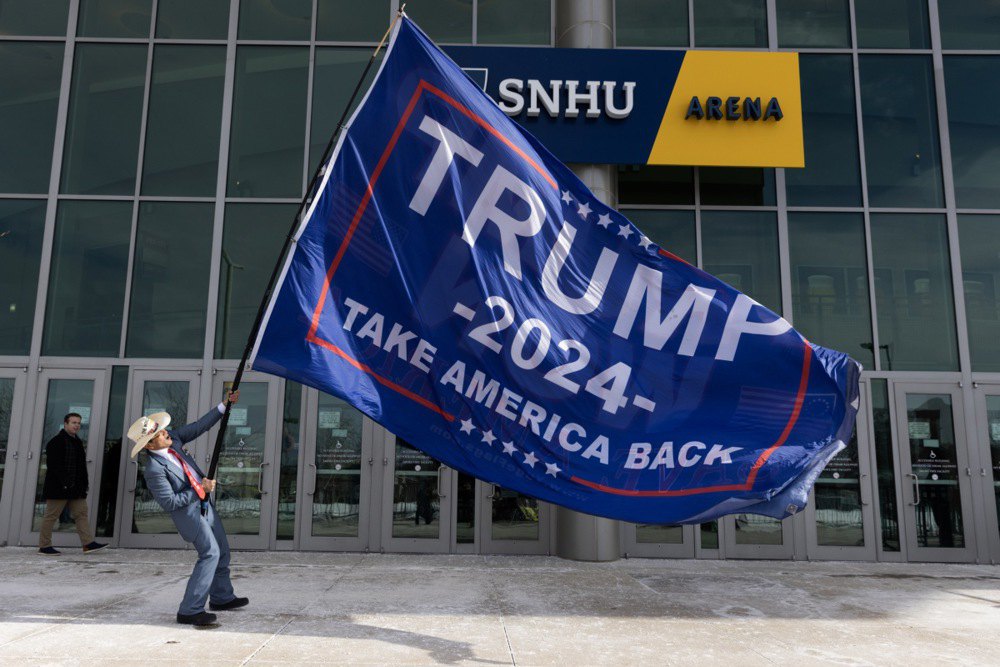 Прихильник Трампа перед зустріччю з кандидатом в Манчестері, Нью-Гемпшир, 20 січня 2024 р.