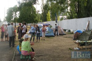 На акцию против застройки сквера на Березняках пришло несколько сотен киевлян