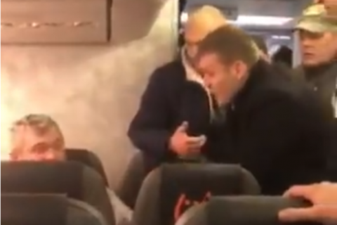 В аеропорту Львова на борту літака SkyUP пасажирові під час бійки вибили зуби